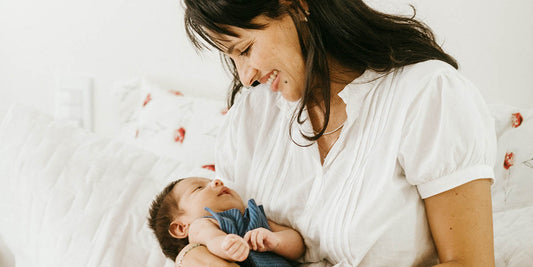 une maman regardant tendrement son bébé