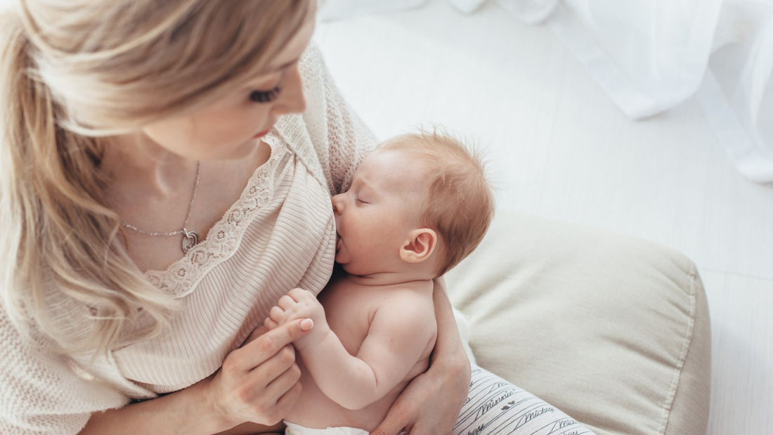 maman donnant le sein à bébé qui tête paisiblement
