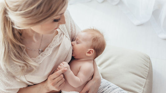 maman donnant le sein à bébé qui tête paisiblement