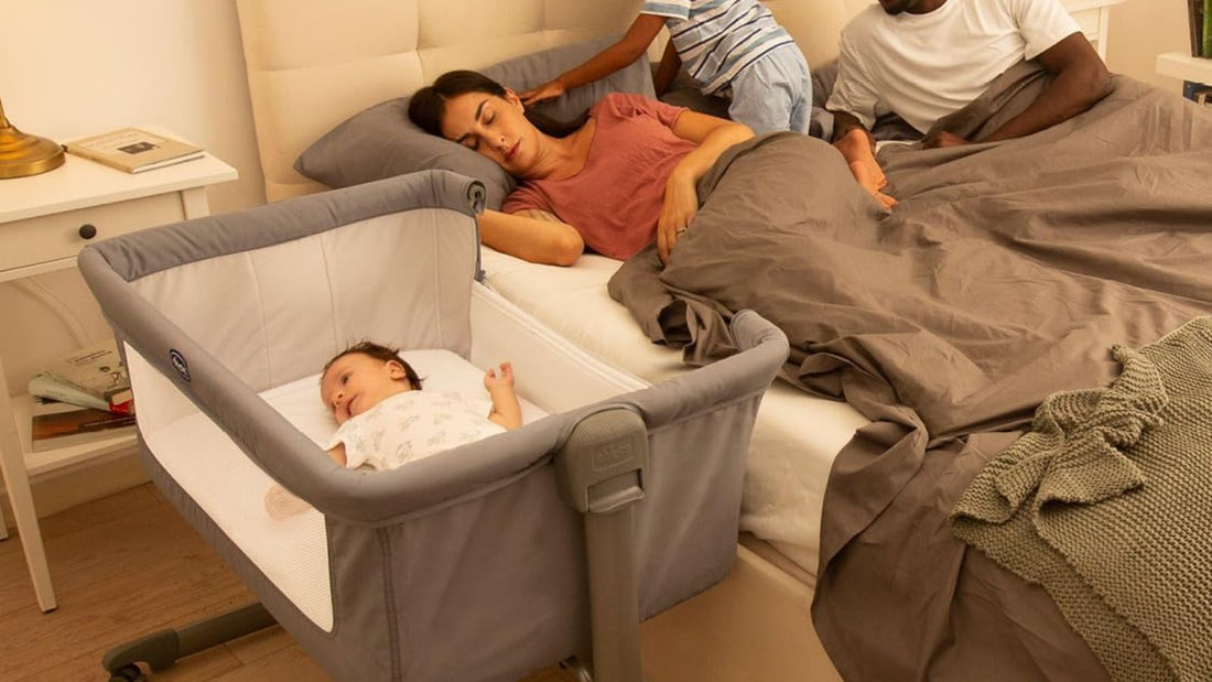 un bébé dormant dans un lit cododo chicco next2me essential à côté de ses parents