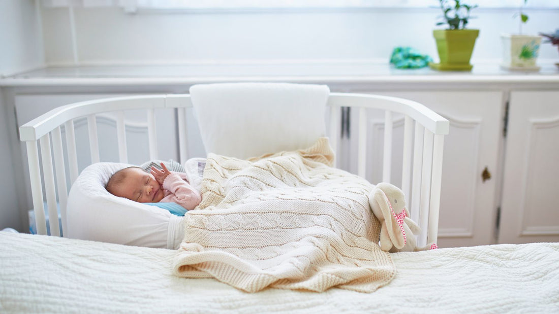 un bébé dormant paisiblement dans son lit en cododo