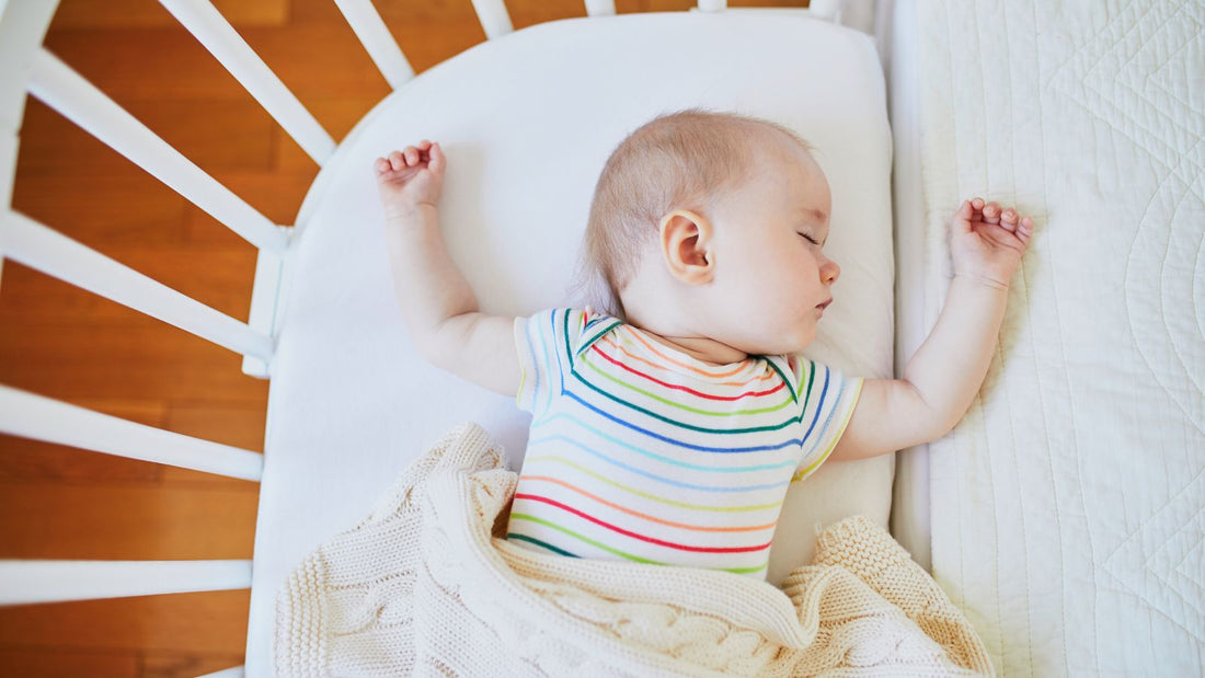 un bébé dormant dans un lit en cododo