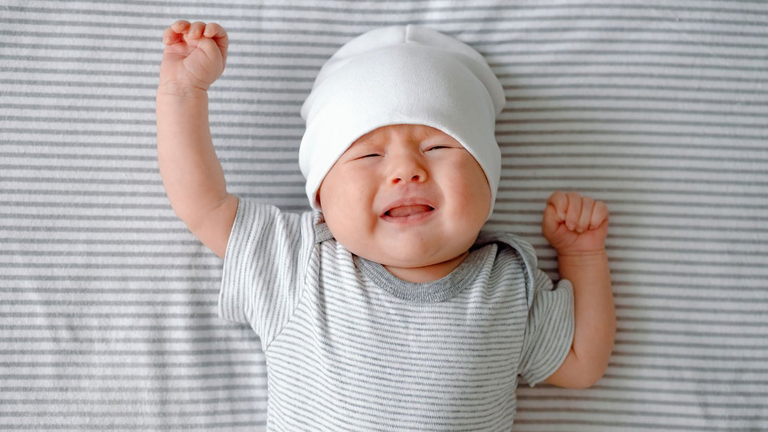 Un bébé qui grimace.