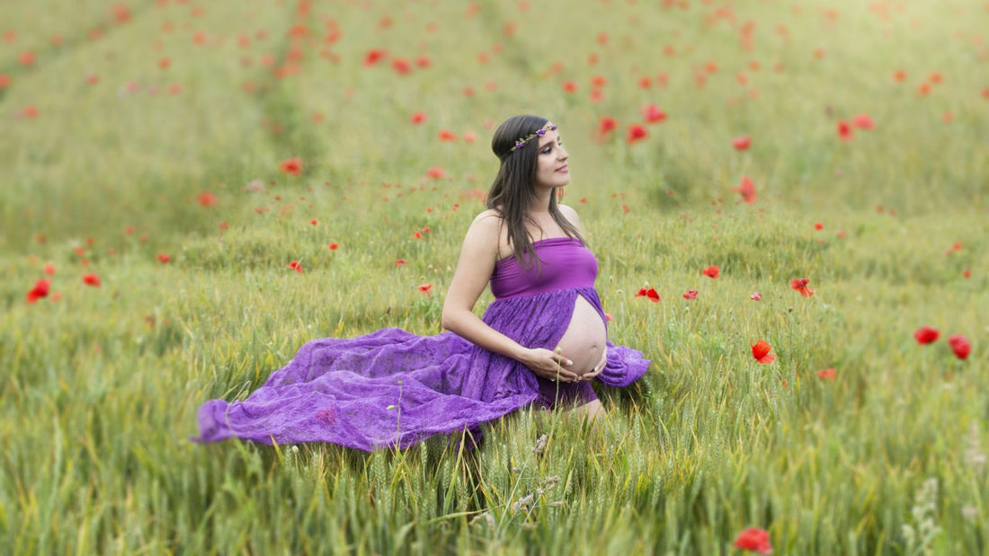 Une femme enceinte dans un champ avec des coquelicots.