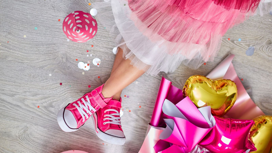 gros plan sur des sneakers roses portées par une fille en robe de princesse