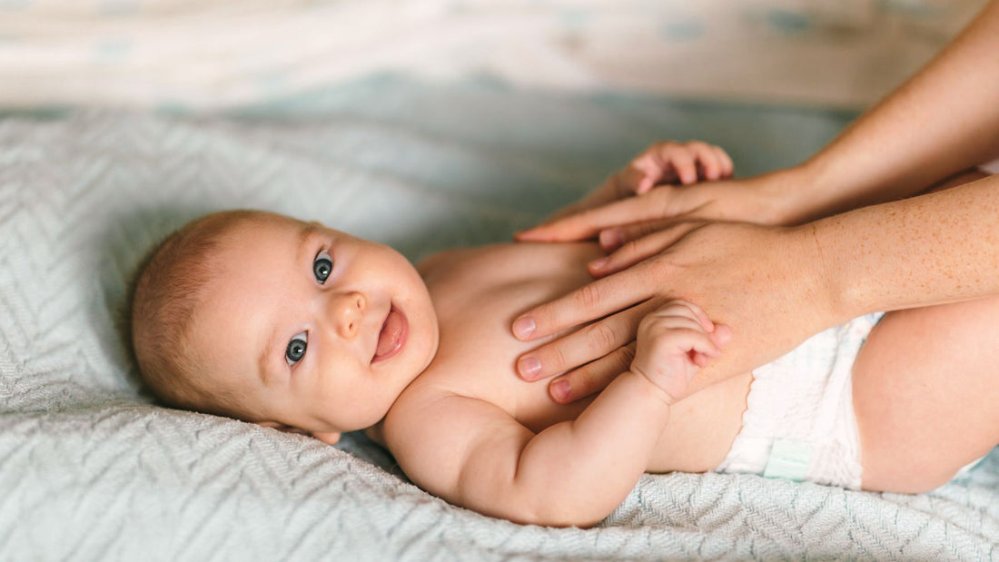 Une maman s'occupant de son bébé de 3 mois