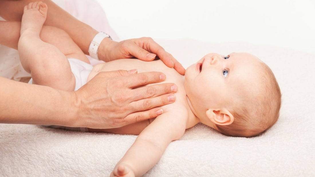 Un bébé manipulé par un ostéopathe