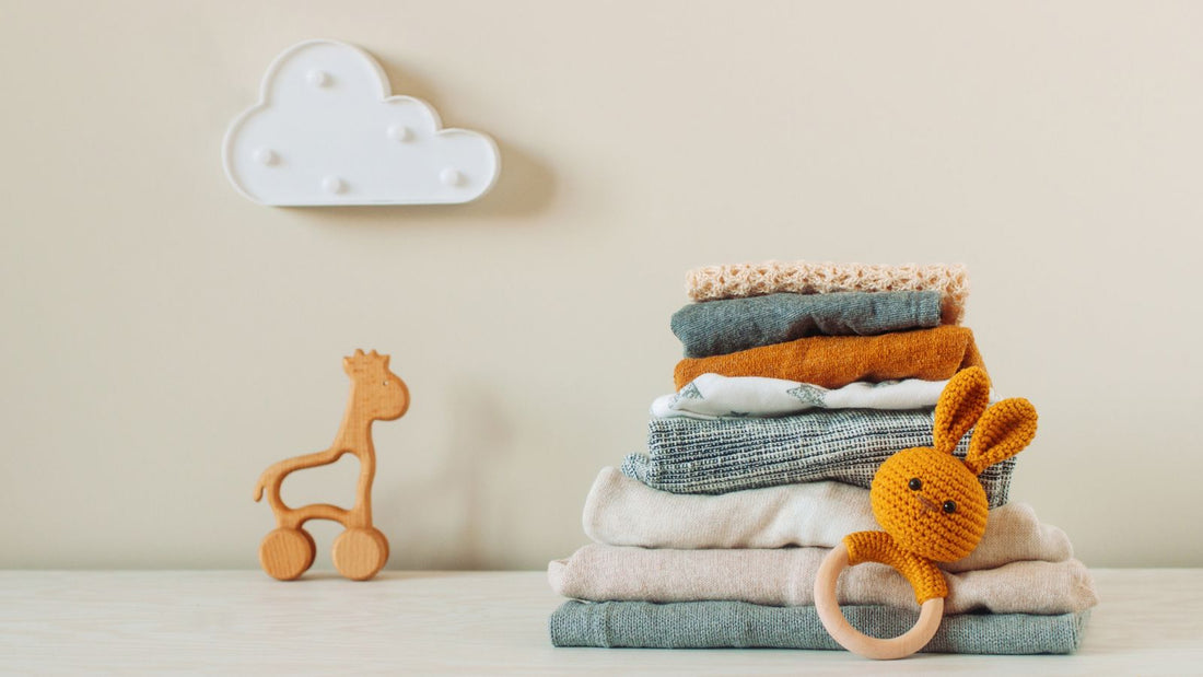 Plusieurs brassières pour bébé pliées et empilées
