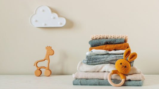 Plusieurs brassières pour bébé pliées et empilées