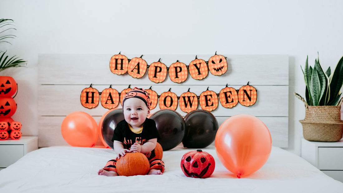 un bébé dans une décoration d'halloween