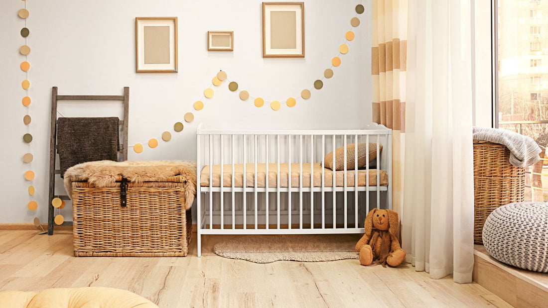 une chambre de bébé contenant un lit évolutif