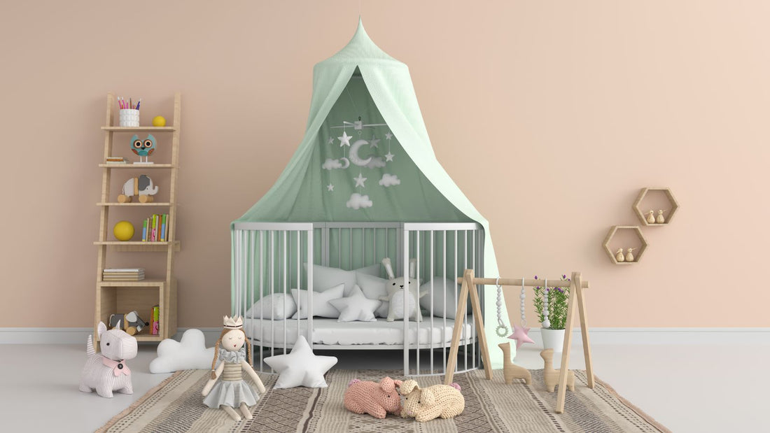 Un lit au sol dans une chambre de bébé