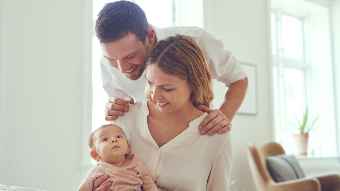 deux jeunes parents et leur enfant de quelques mois