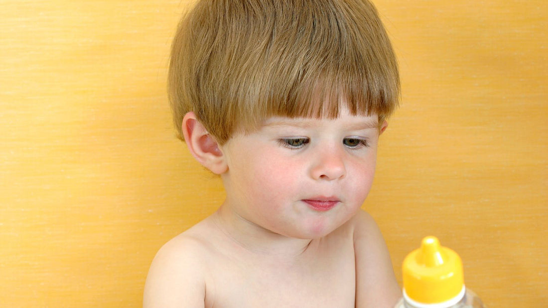 Un enfant goutant du miel pour la première fois