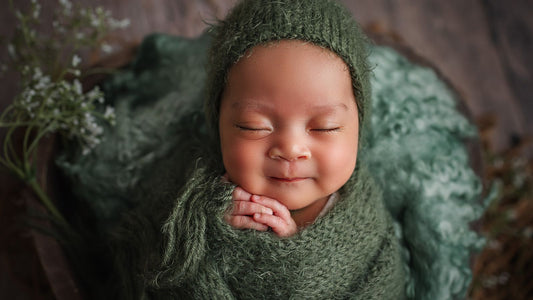 un bébé emmitouflé dans un nid d'ange