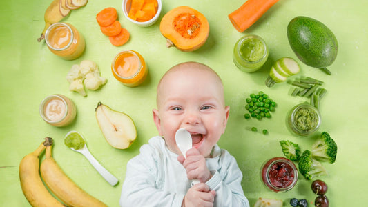 Un bébé entouré de légumes et fruits