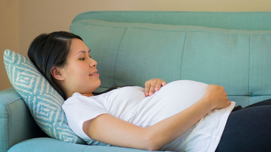 Une maman sentant bébé bouger dans son ventre
