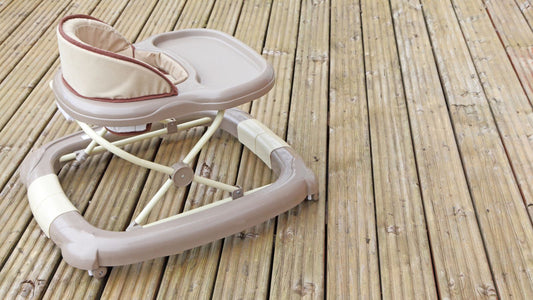 un trotteur bébé sur une terrasse en bois