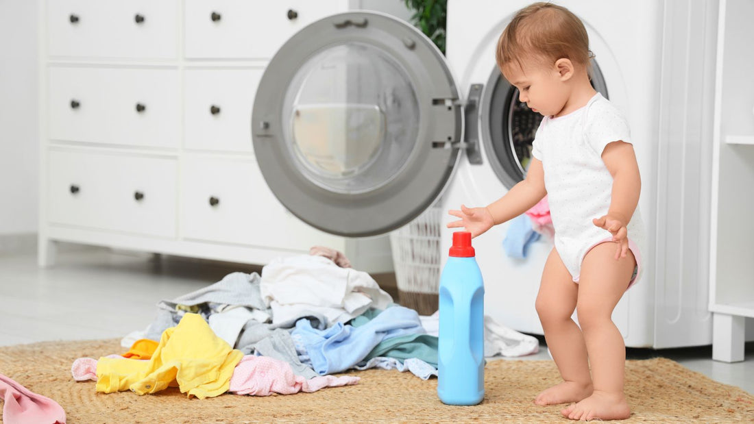 Bébé aide maman pour préparer le lavage du linge