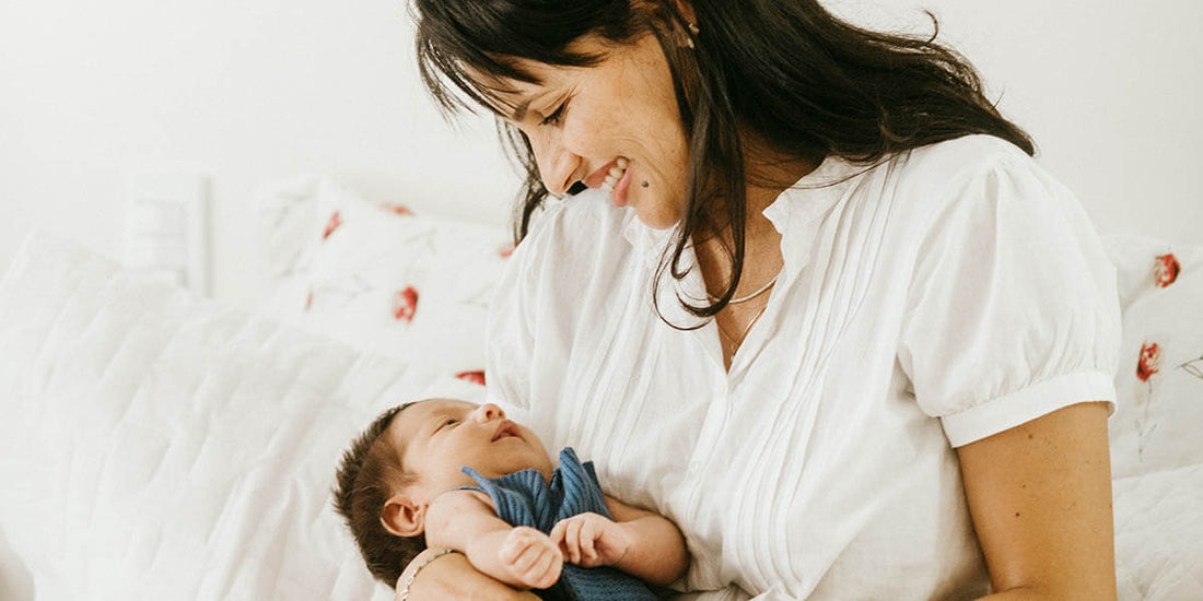 une maman regardant tendrement son bébé