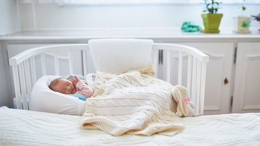 un bébé dormant paisiblement dans son lit en cododo