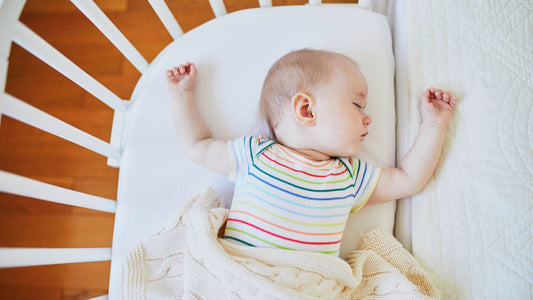 un bébé dormant dans un lit en cododo