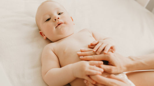 Une maman qui masse le ventre de son bébé.
