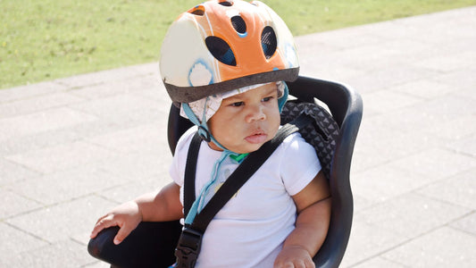 Un enfant sur un porte-bébé de vélo.