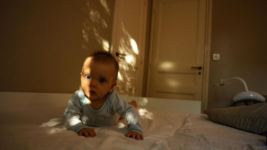 un bébé dans son lit pour la sieste