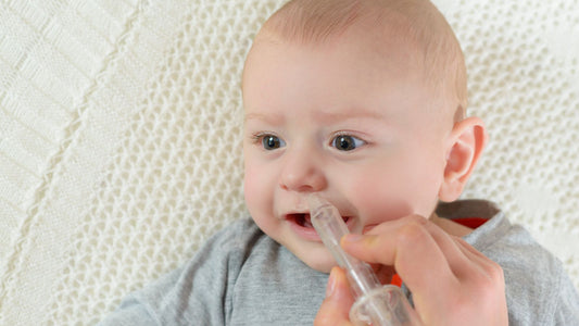 Un bébé allongé pour nettoyer son nez