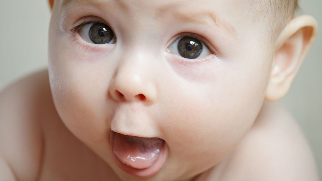 Un bébé en gros plan qui a la bouche ouverte