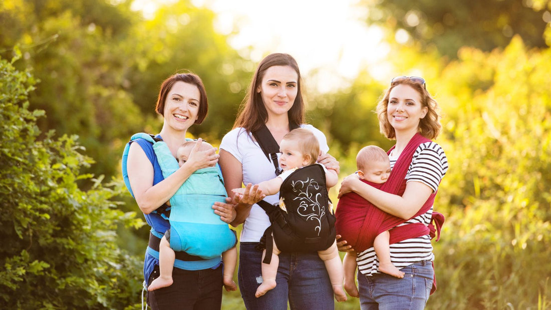 Trois femmes qui portent leur bébé en porte-bébé physiologique.