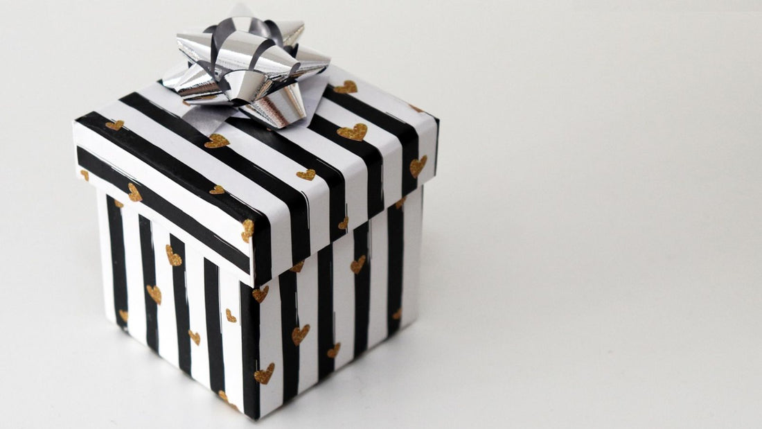 Quels cadeaux mettre dans une box naissance bébé ?