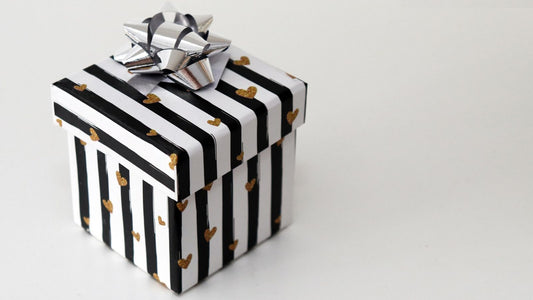 Quels cadeaux mettre dans une box naissance bébé ?