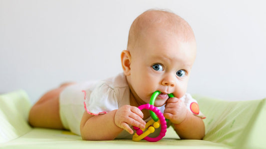 Un bébé qui mâchouille un anneau de dentition.
