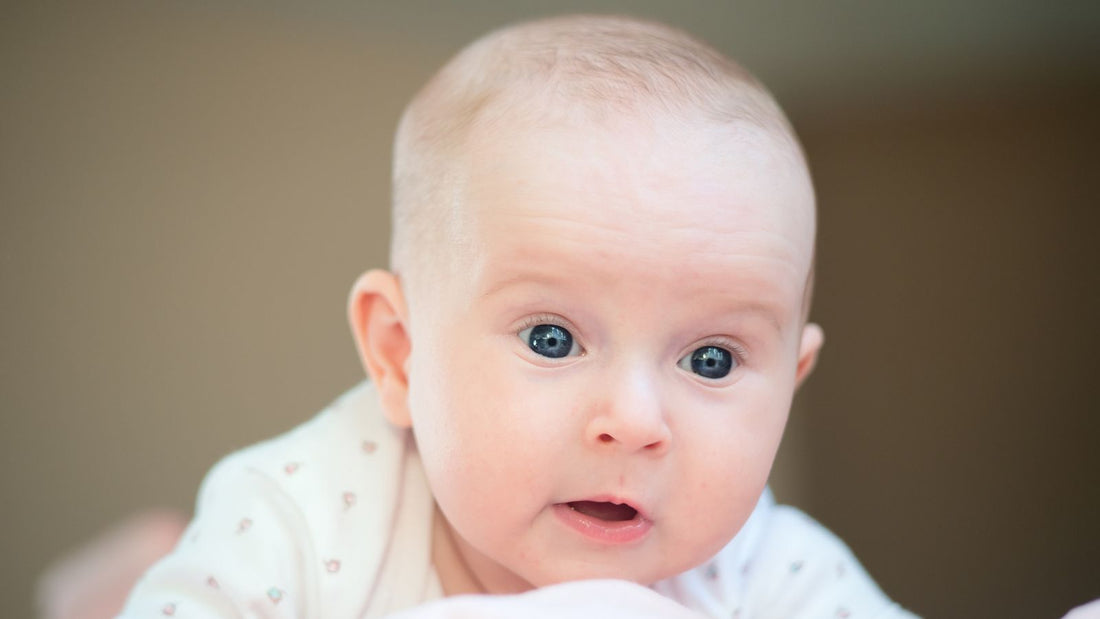un bébé de 3 mois allongé sur le ventre.