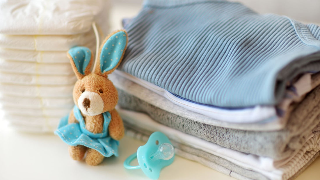 Des vêtements de bébé plié.