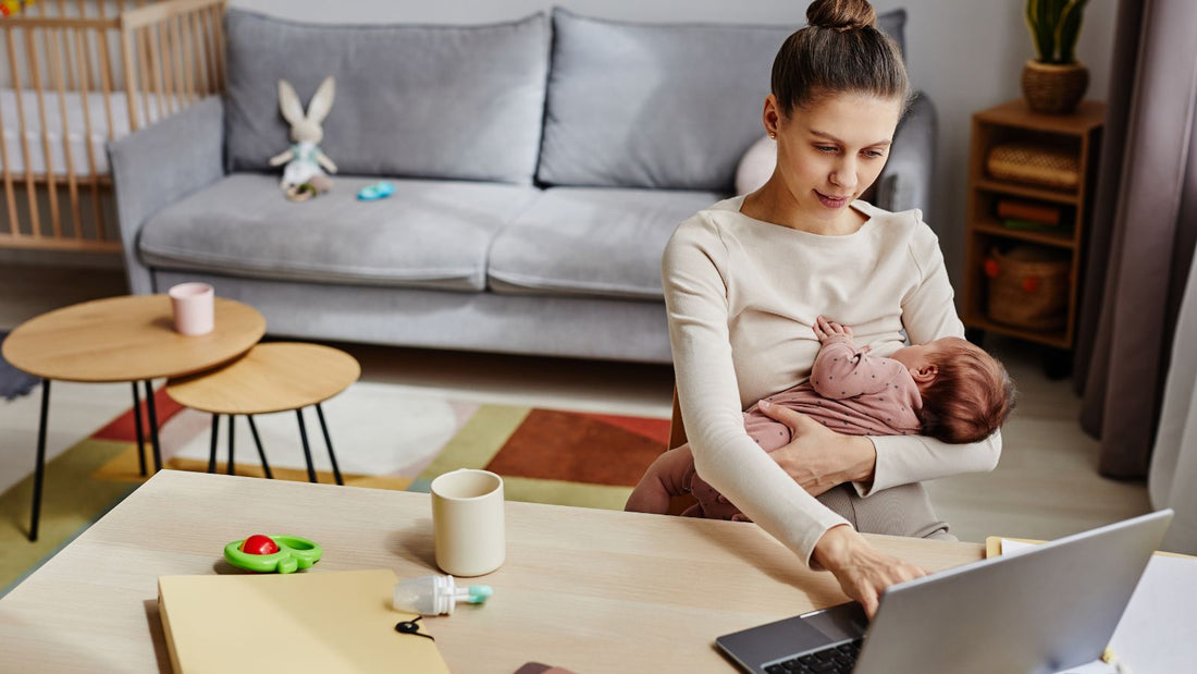 Une maman qui allaite son bébé en s'informant sur internet.
