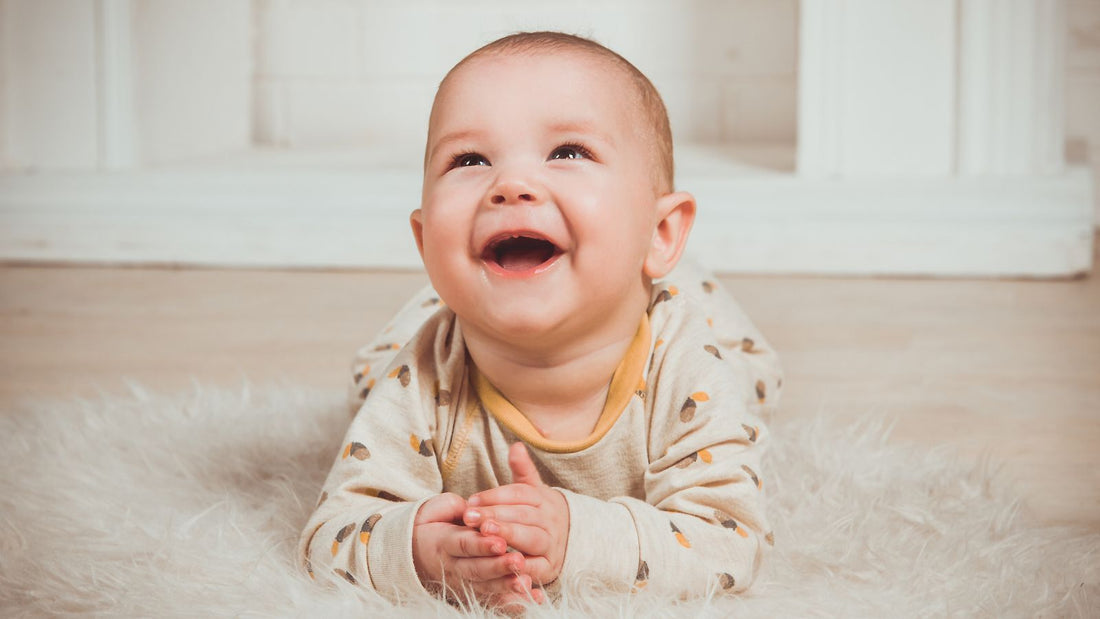 À quel âge bébé se retourne sur le ventre ?