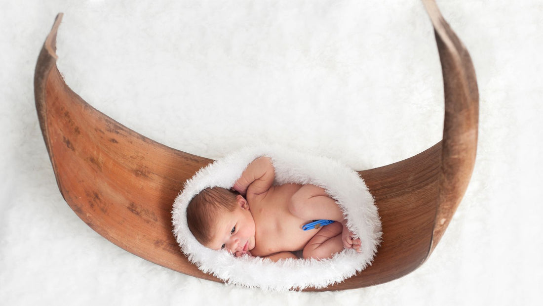 Un bébé dans un lit cocon très confortable