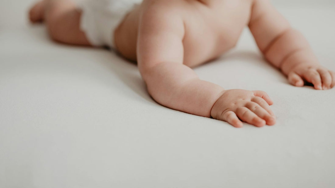 un bébé à plat ventre avec de léger bouton de chaleur sur la peau