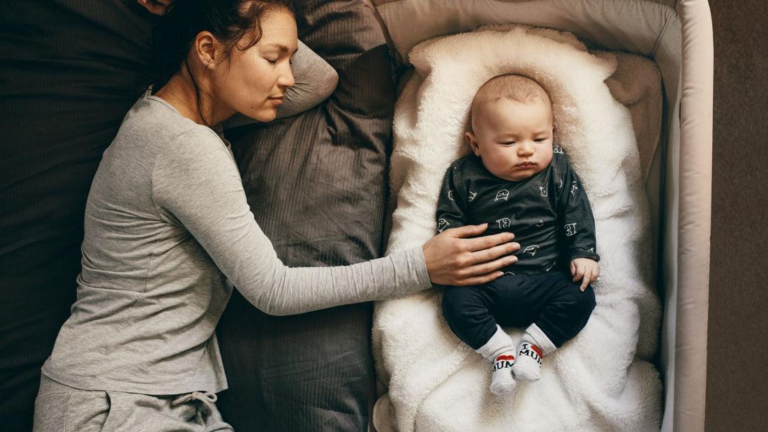 Un bébé dans son cale bébé dormant à côté de maman