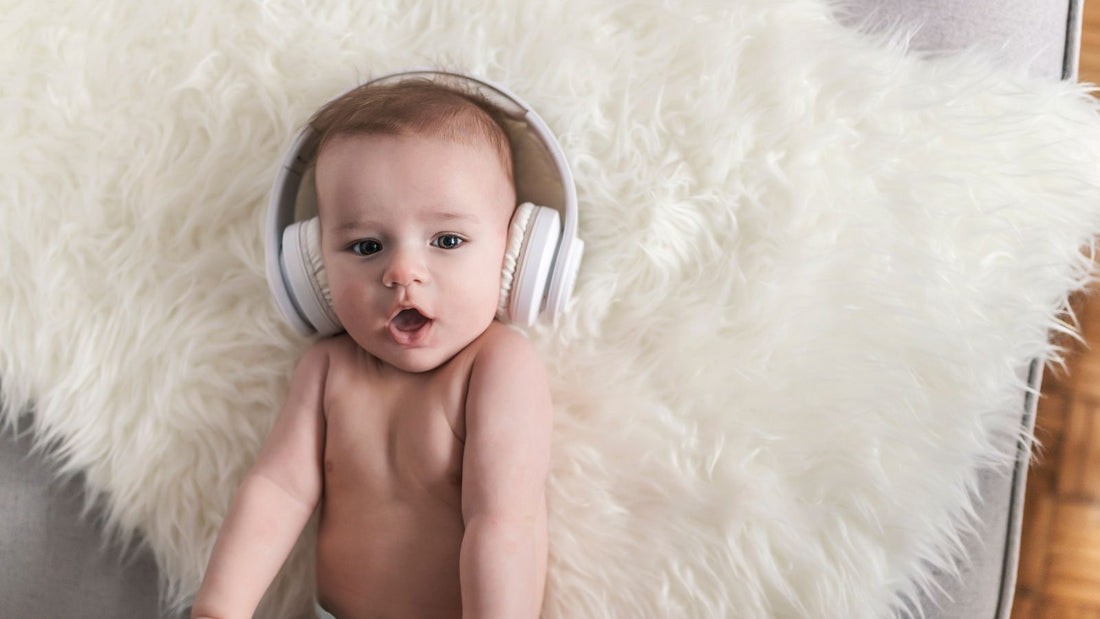 Un bébé portant un casque anti-bruit allongé sur un tapis