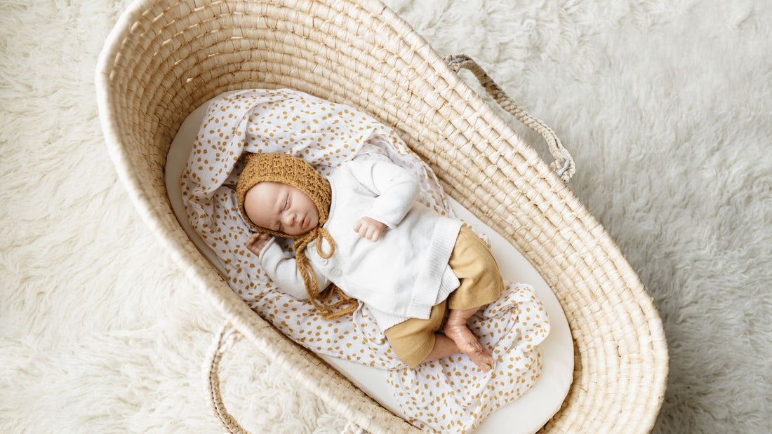 un bébé dormant paisiblement dans un couffin maison improvisé
