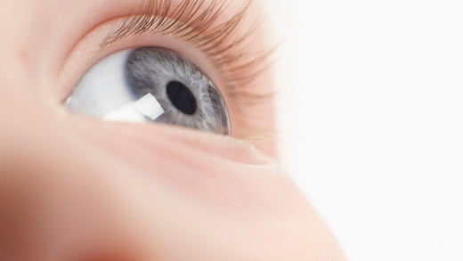 Gros plan sur un des yeux bleus d'un bébé