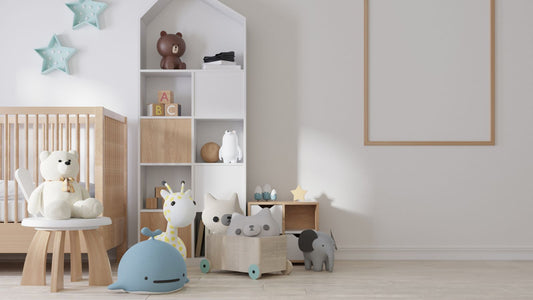 une salle de repos pour bébé d'une crèche privée avec un lit et des jouets apaisants