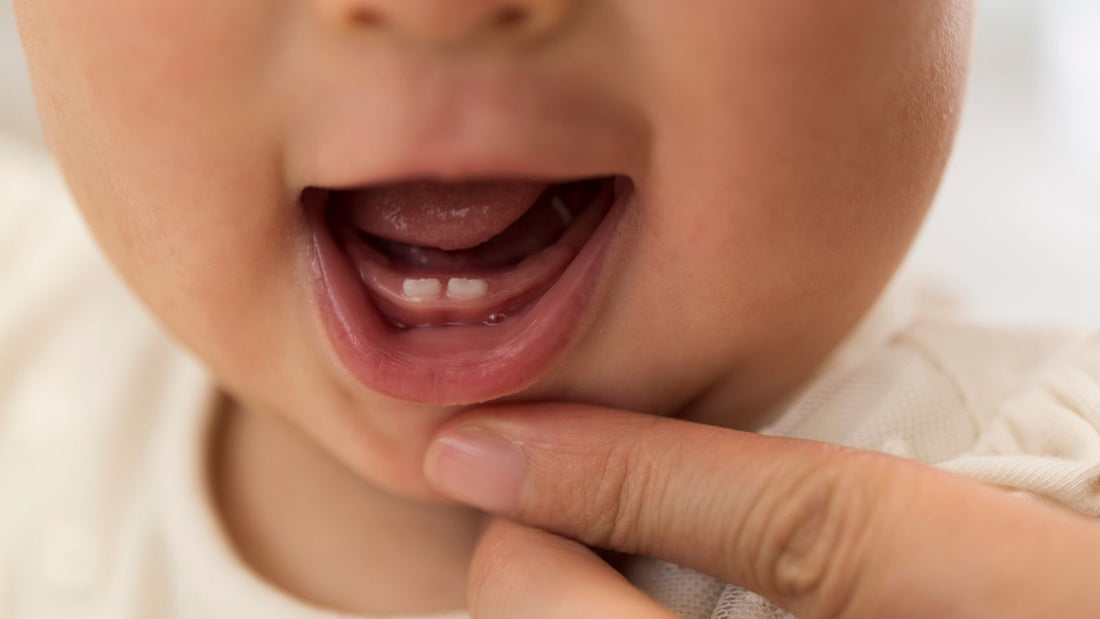 Gros plan sur la bouche d'un bébé avec 2 dents