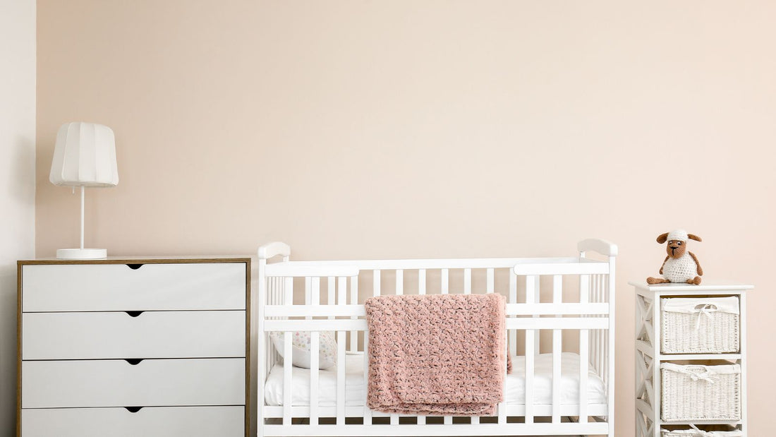 une chambre de bébé avec une commode, un lit en bois et un meuble à panier