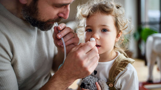 un papa en train d'utiliser un mouche bébé prorhinel sur sa fille