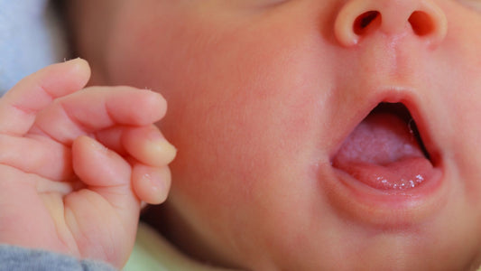 Un bébé qui a la bouche ouverte.